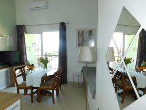 Apartments Ro i - Classic Two Bedroom Apartment with Balcony and Sea View