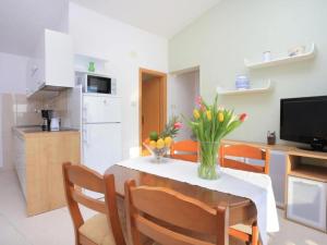 Apartments Ro i - Classic Two Bedroom Apartment with Balcony and Sea View