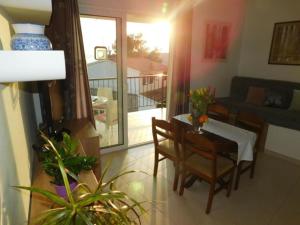 Apartments Ro i - Classic Two Bedroom Apartment with Balcony and Sea View