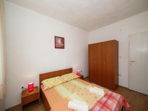 Cozy Beachfront Holiday Home Slatine - Five Bedroom Holiday Home