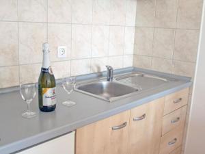Beachfront Apartments Tamarix - Superior One Bedroom Apartment Grand 5