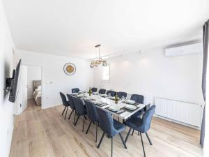 Expansive Retreat with Private Pool & BBQ, Near the Beach - Six Bedroom Villa