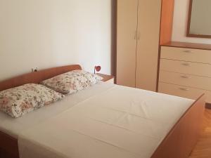 Apartments Danijela & Vlado - Three Bedroom Apartment With Balcony and Garden View