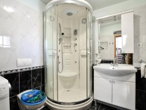 Peaceful Island Haven with Pool, BBQ & Games Area - Four Bedroom Holiday Home