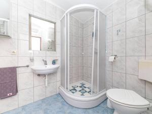 Three Bedroom Holiday Home with Pool