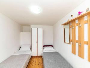 Three Bedroom Holiday Home with Pool