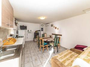 Three Bedroom Holiday Home with Pool