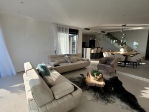 Villa Oasis - Five Bedroom Villa with Private Pool