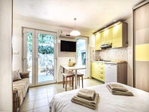 Apartments Gracin - Studio Apartment with Terrace A4