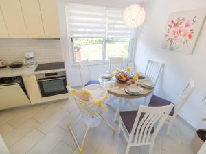 Four Bedroom Holiday Home with Sea View