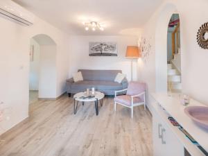 Four Bedroom Holiday Home with Sea View