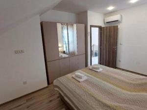 Villa Tamaris - Two Bedroom Holiday Home with Terrace and Swimming pool