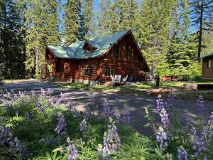 Soaring Pines Lodge by NW Comfy Cabins