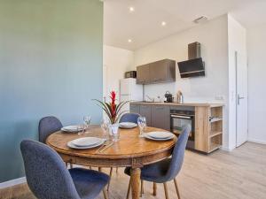 Appartement lumineux avec 2 balcons à 600m de la plage - FR-1-788-78