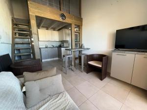 Sète: 2 pièces mezzanine à 300m de la plage avec parking sécurisé - FR-1-338-621