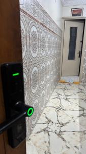 Airport Apartment 5 minutes walk, perfect for Early & Late Flights