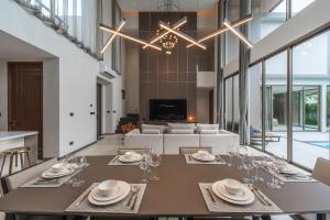 V200 Mountainview 4BR Pool Villa with Prime Stay