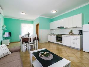Holiday Home Villa Ksenija - Six Bedroom Holiday Home with Pool