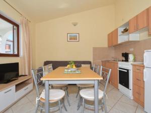 Apartments Nina - Two Bedroom Apartment with Balcony A1