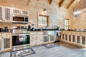 Sip, Hike and Explore Sleek Retreat in Cleveland!