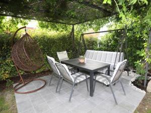 Garden Oasis - Ka tel Luk i - One Bedroom Apartment with Balcony