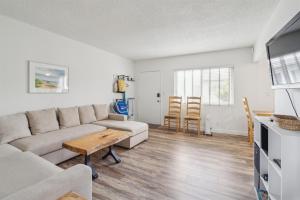 Beautiful 2 Bed Beach Condo #203