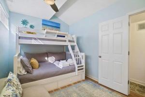 Luxury Penthouse near Beach Tiki Hut Coligny