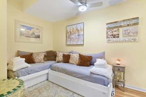 Luxury Penthouse near Beach Tiki Hut Coligny