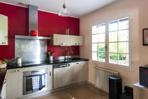 Villas VILLA ESCAPADES AU FERRET ideal Famille ou groupe d'Amis avec piscine chauffee 5 chambres Proche plages et pistes cyclables commerces Sejour paisible au coeur du Bassin d'Arcachon Nous repondons tres rapidement aux demandes de renseignements : photos des chambres