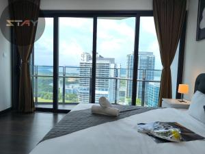Almas Couple Stylish City View Netflix BySTAY