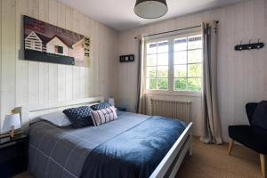 Villas VILLA ESCAPADES AU FERRET ideal Famille ou groupe d'Amis avec piscine chauffee 5 chambres Proche plages et pistes cyclables commerces Sejour paisible au coeur du Bassin d'Arcachon Nous repondons tres rapidement aux demandes de renseignements : photos des chambres