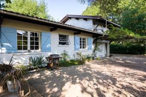 Villas VILLA ESCAPADES AU FERRET ideal Famille ou groupe d'Amis avec piscine chauffee 5 chambres Proche plages et pistes cyclables commerces Sejour paisible au coeur du Bassin d'Arcachon Nous repondons tres rapidement aux demandes de renseignements : photos des chambres