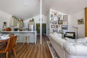 Cozy Mountain Mushroom Cabin