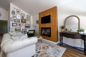 Cozy Mountain Mushroom Cabin