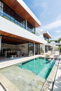 The Ultimate Villa - 8BR in Canggu Cook Included