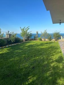 Denizin ve doğanın birleştiği yerde mükemmel bir tatil için mükemmel bir villa 9 yataklı- 4 yatak odalı-3 banyolu-3 klimalı