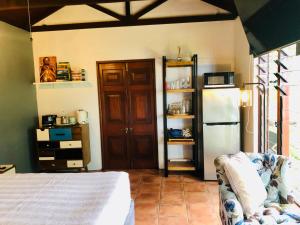 Gunnadoo Holiday Hut with Ocean Views and Jacuzzi