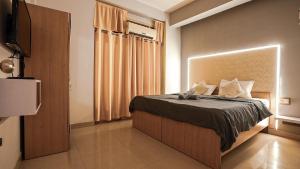 10 Ideal Luxury Stay AC 2BHK