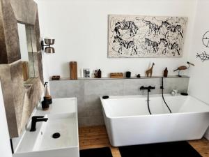 Maisons de vacances Maison de charme de 280m2 avec piscine chauffee … : photos des chambres
