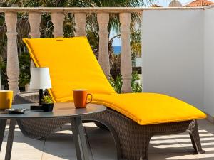 Sunny Villa with Hot Tub, Garden and 2 Bedrooms, 5 Minutes to the Beach