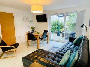 Above the Bay - Enclosed garden apartment with parking