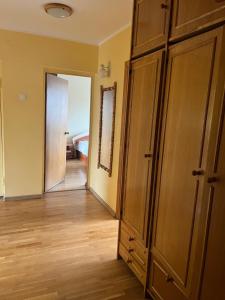 Butas prie tvenkinio