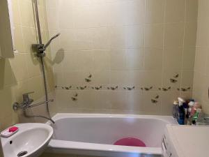 Butas prie tvenkinio