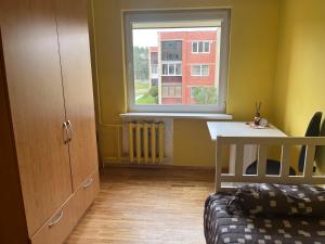 Butas prie tvenkinio