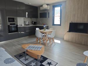 Central, brand new apart with parking