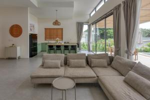 Tropical Peaceful Poolside Retreat