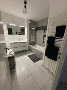 Appartement luxueux à 4 minutes de l'aéroport de genève - 4hvězdičkové hotely ve městě Ferney-Voltaire