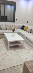 شقة مفروشة 3 غرف حمامين مطبخ وصالون