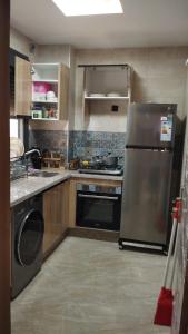 شقة مفروشة 3 غرف حمامين مطبخ وصالون