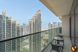 Vogue Vacation Homes, Downtown Act One near Burj Khalifa and Dubai Mall, Two Bedroom Apartment with Balcony and City Skyline View, Access toAmenities